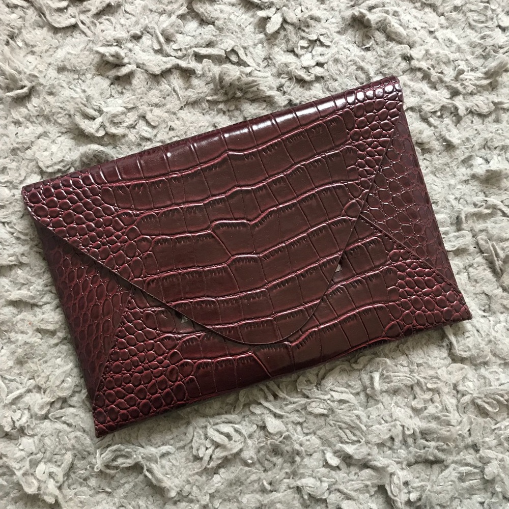 Deep maroon Snake skin clutch ✨✨✨